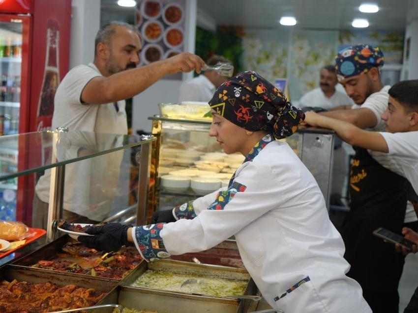 "Yapamazsın" dediler, 19 yaşında kendi işletmesini kurdu! Şimdi herkes onu konuşuyor: 5 kişiye ekmek kapısı açtı