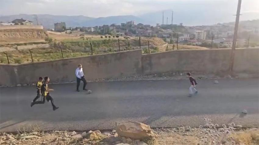 Yüksekova'dan yürek ısıtan görüntüler... Ceketini çıkardı, oyuna daldı