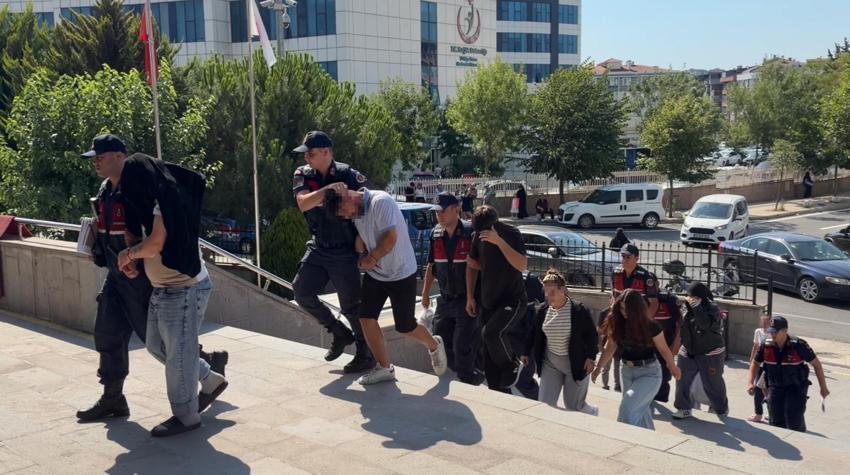 Ormana götürüp kadın kıyafeti giydirdiler! Video çekip özür dilettiler