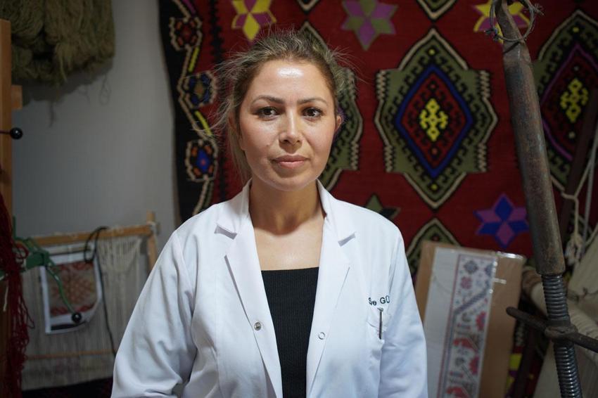 Ata yadigarı geleneksel kilim dokuma sanatının kaybolmaması için kadın ve çocuklara eğitim veriyor