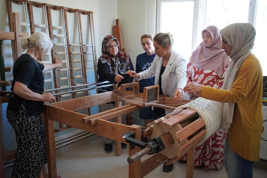 Ata yadigarı geleneksel kilim dokuma sanatının kaybolmaması için kadın ve çocuklara eğitim veriyor
