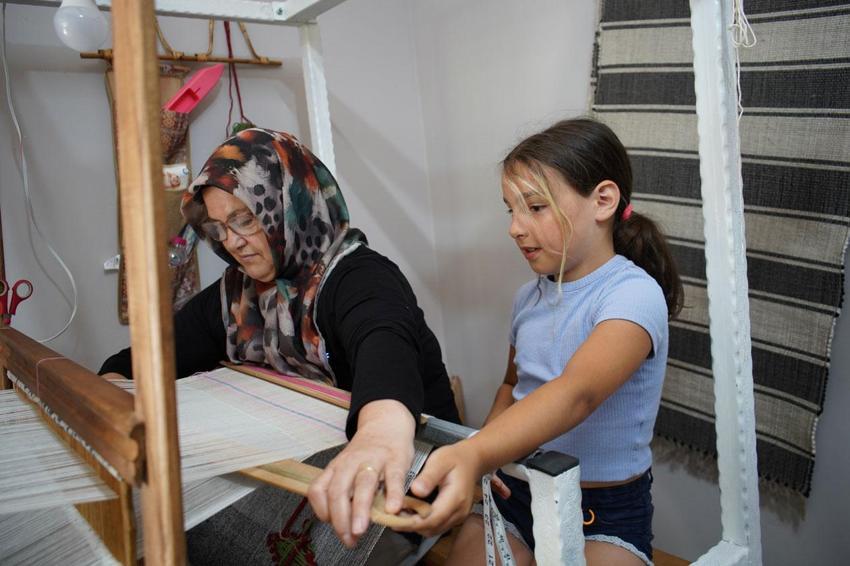 Ata yadigarı geleneksel kilim dokuma sanatının kaybolmaması için kadın ve çocuklara eğitim veriyor