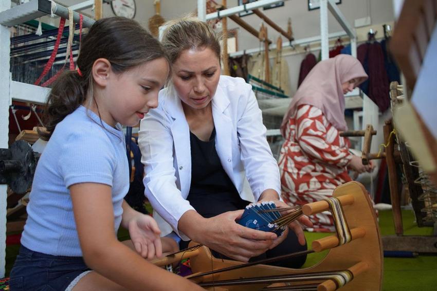 Ata yadigarı geleneksel kilim dokuma sanatının kaybolmaması için kadın ve çocuklara eğitim veriyor