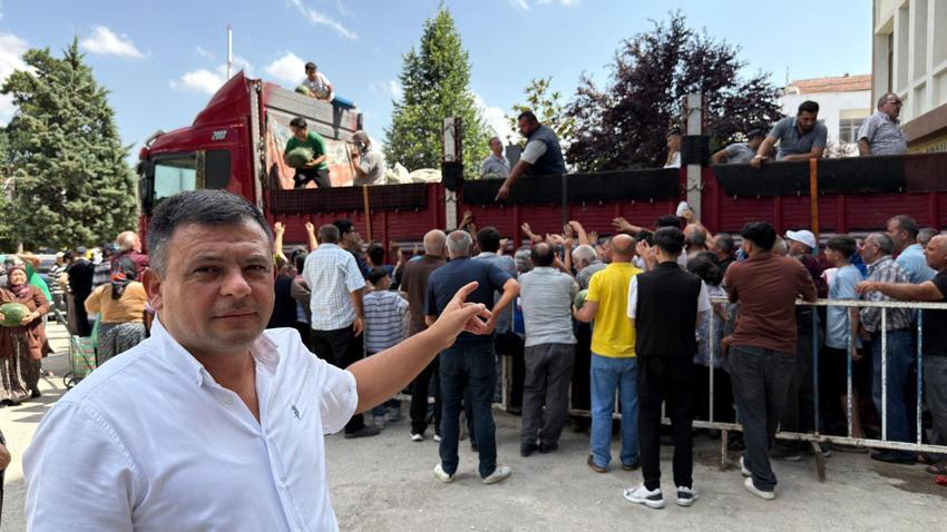 Zile'de çiftçi uşûr olarak 20 ton karpuz dağıttı