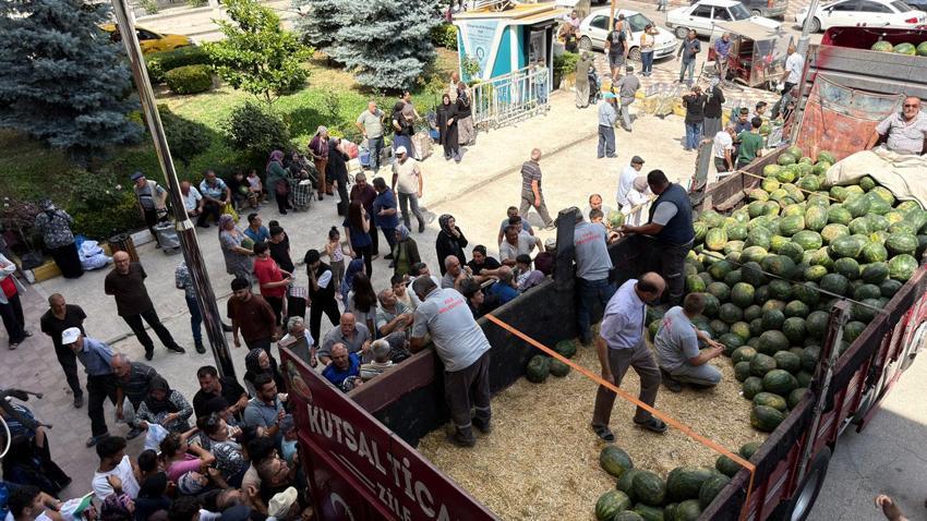 Zile'de çiftçi uşûr olarak 20 ton karpuz dağıttı