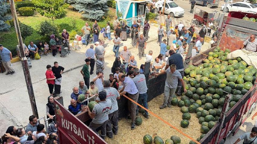 Zile'de çiftçi uşûr olarak 20 ton karpuz dağıttı