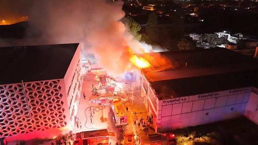 Bursa'da yumurta tesisinde yangın: 1 itfaiye eri dumandan etkilendi!