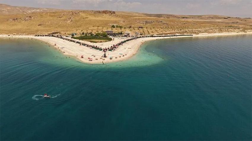 Doğu'nun Maldivleri! Beyaz çakılları ve turkuaz suyuyla resmen ziyaretçi akınına uğruyor