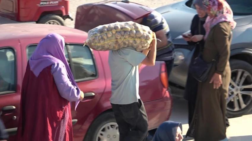Bir kamyon ürünü bedava dağıttı! Duyan oraya koştu: Tonlarca ürün 10 dakikada tükendi