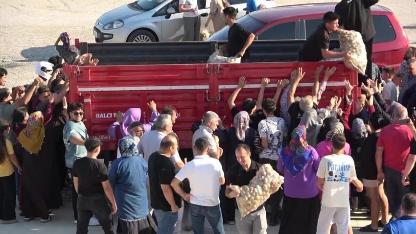 Bir kamyon ürünü bedava dağıttı! Duyan oraya koştu: Tonlarca ürün 10 dakikada tükendi