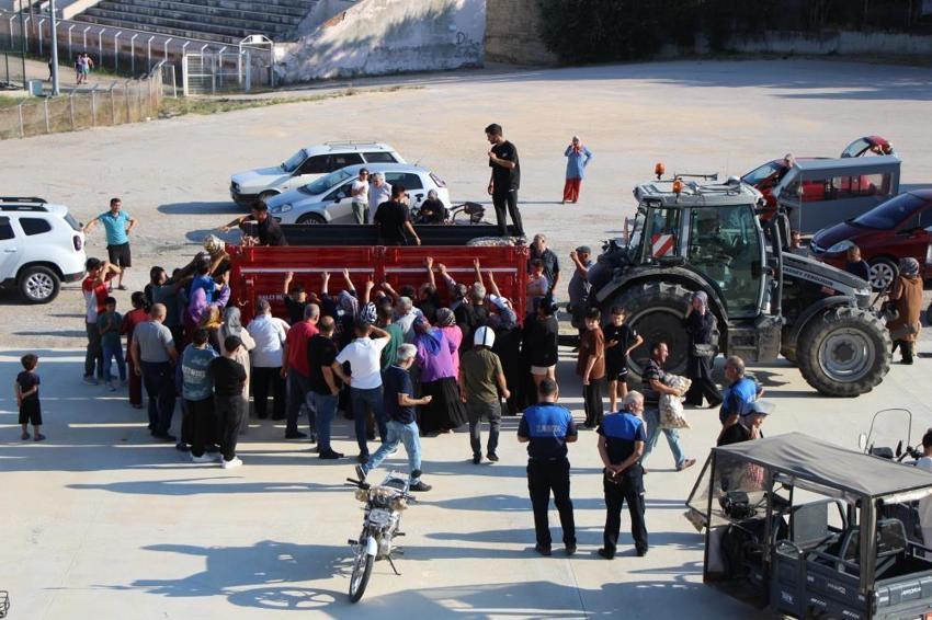 Bir kamyon ürünü bedava dağıttı! Duyan oraya koştu: Tonlarca ürün 10 dakikada tükendi