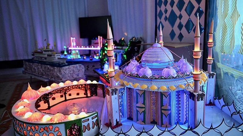 Yıllar önce bıraktığı iç mimarlık hayalini atölyesinde gerçekleştirdi! Makarna süzgecinden kubbe, pinpon topundan süsleme yaptı, gelirini bağışlayacak