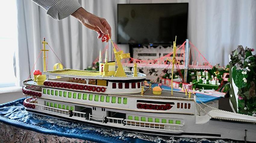 Yıllar önce bıraktığı iç mimarlık hayalini atölyesinde gerçekleştirdi! Makarna süzgecinden kubbe, pinpon topundan süsleme yaptı, gelirini bağışlayacak