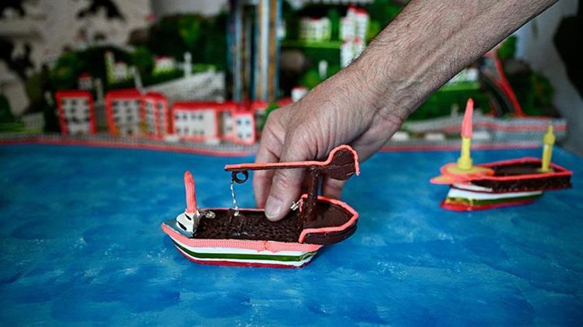 Yıllar önce bıraktığı iç mimarlık hayalini atölyesinde gerçekleştirdi! Makarna süzgecinden kubbe, pinpon topundan süsleme yaptı, gelirini bağışlayacak