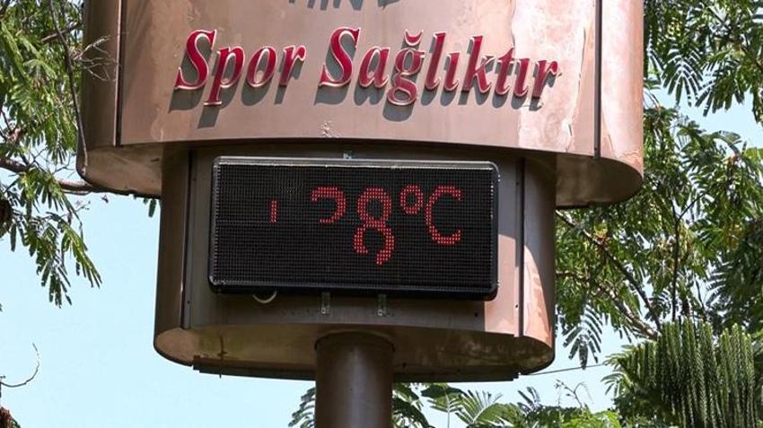 Adana sıcaktan kavruluyor! Vatandaşlar parklara ve çeşmelere akın etti