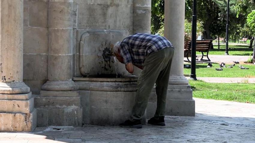 Adana sıcaktan kavruluyor! Vatandaşlar parklara ve çeşmelere akın etti