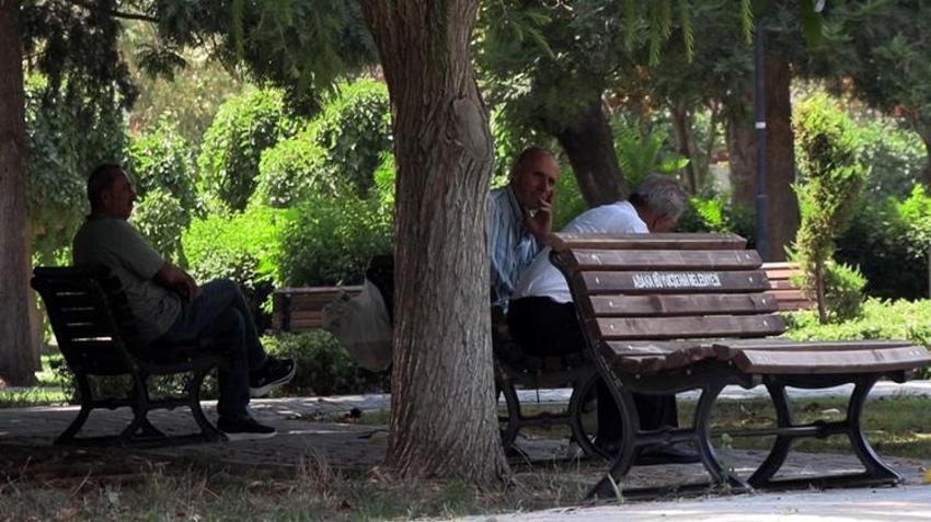 Adana sıcaktan kavruluyor! Vatandaşlar parklara ve çeşmelere akın etti