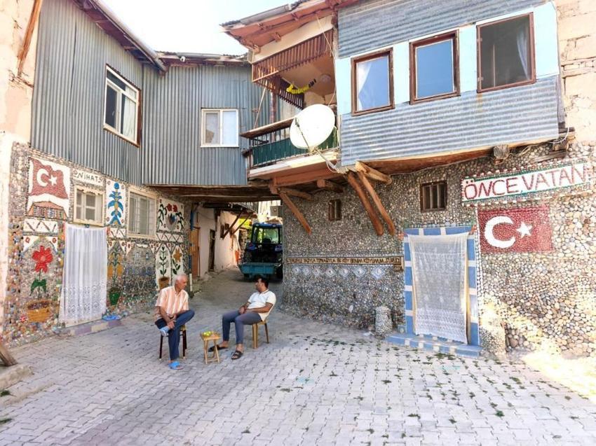 Dereden topladığı taşlarla yaptı! Sokaktan geçen dönüp bir daha bakıyor