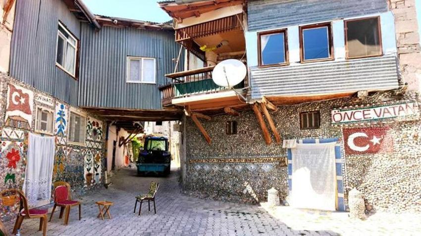 Dereden topladığı taşlarla yaptı! Sokaktan geçen dönüp bir daha bakıyor