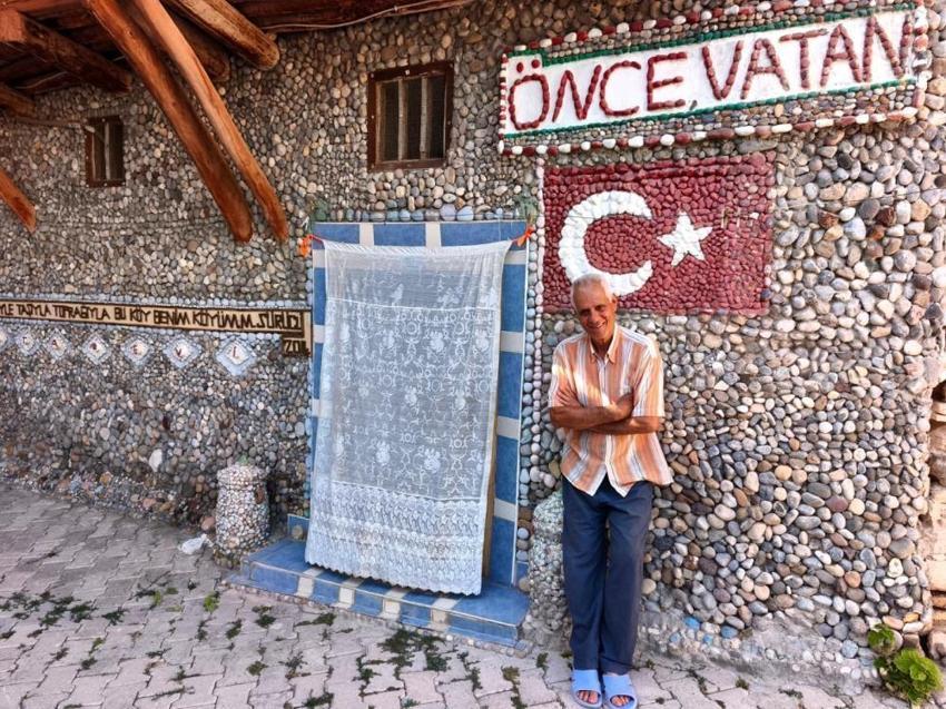 Dereden topladığı taşlarla yaptı! Sokaktan geçen dönüp bir daha bakıyor