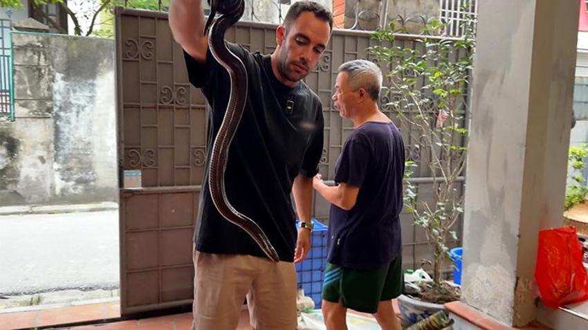 Sınırları zorlayan yolculuklar! Kuralsız Sokaklar'da yılanlı macera