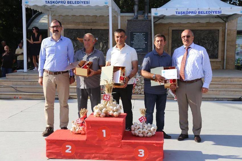 Dünyaca ünlü coğrafi işaretli Taşköprü sarımsağı festivalde yarıştı: 80 demet arasından en iyi sarımsak seçildi