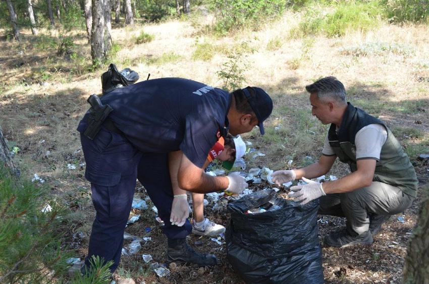Kastamonu’da vatandaşlar orman yangınlarını önlemek için ormanda çöp temizledi