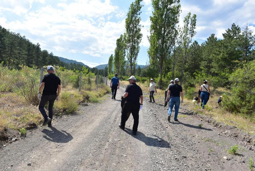 Kastamonu’da vatandaşlar orman yangınlarını önlemek için ormanda çöp temizledi