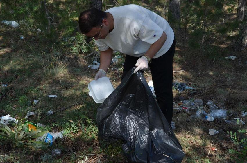 Kastamonu’da vatandaşlar orman yangınlarını önlemek için ormanda çöp temizledi