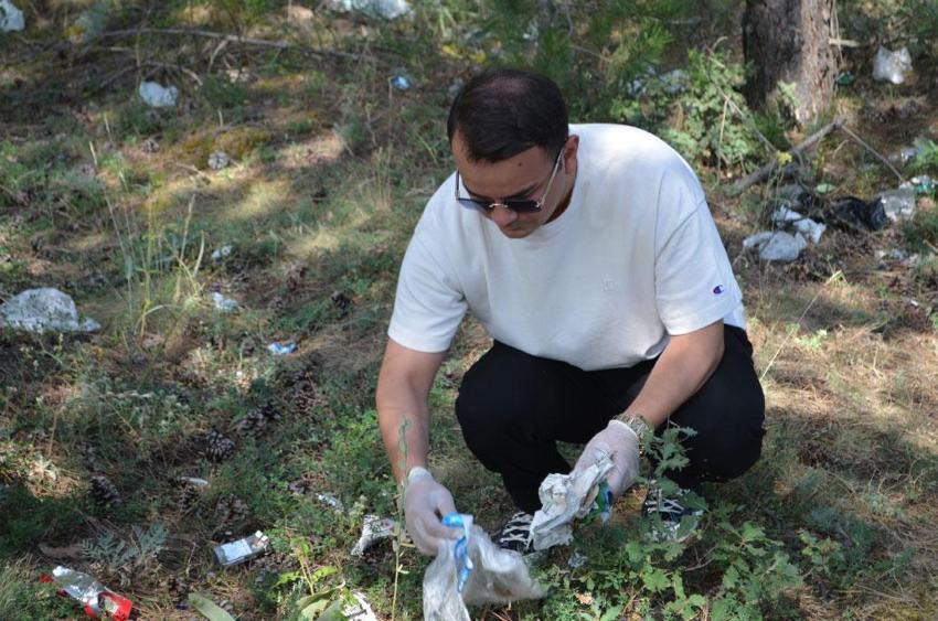 Kastamonu’da vatandaşlar orman yangınlarını önlemek için ormanda çöp temizledi