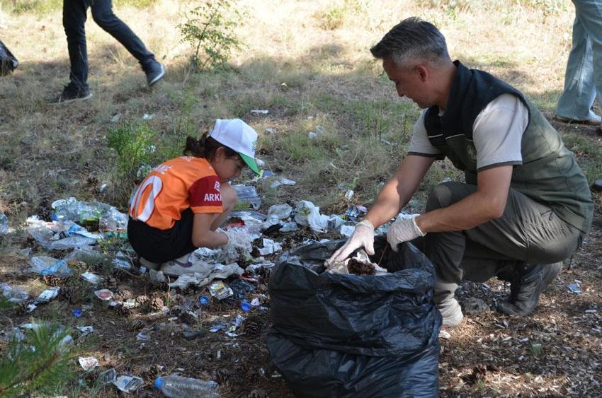 Kastamonu’da vatandaşlar orman yangınlarını önlemek için ormanda çöp temizledi