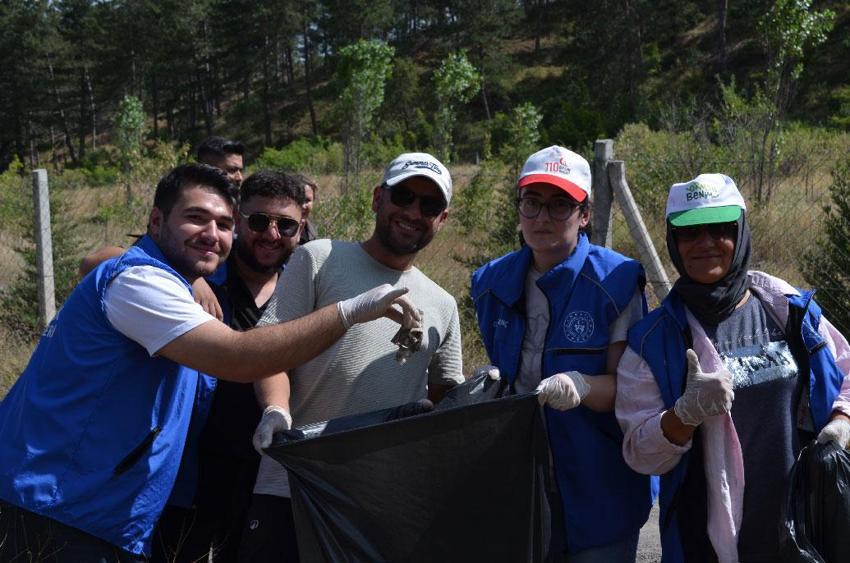 Kastamonu’da vatandaşlar orman yangınlarını önlemek için ormanda çöp temizledi