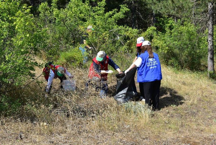 Kastamonu’da vatandaşlar orman yangınlarını önlemek için ormanda çöp temizledi