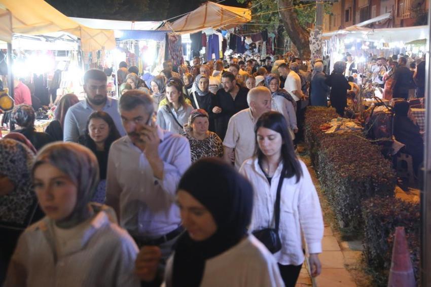 Binlerce kişi o şehre akın etti, kilometrelerce araç kuyruğu oluştu! İlçede adım atacak yer kalmadı