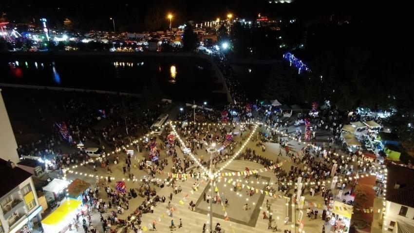 Binlerce kişi o şehre akın etti, kilometrelerce araç kuyruğu oluştu! İlçede adım atacak yer kalmadı