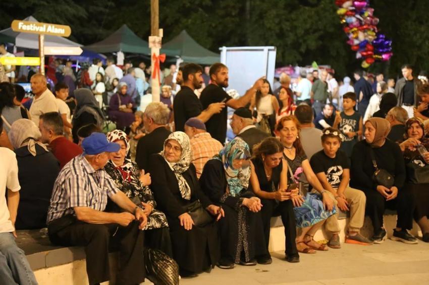 Binlerce kişi o şehre akın etti, kilometrelerce araç kuyruğu oluştu! İlçede adım atacak yer kalmadı