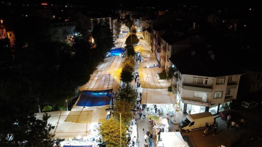 Binlerce kişi o şehre akın etti, kilometrelerce araç kuyruğu oluştu! İlçede adım atacak yer kalmadı