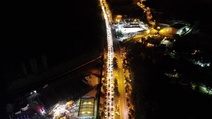 Binlerce kişi o şehre akın etti, kilometrelerce araç kuyruğu oluştu! İlçede adım atacak yer kalmadı
