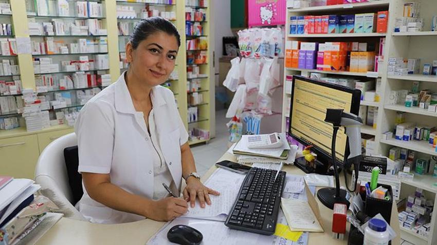 28 yıllık eczacıydı, yöntem değiştirdi: Önlüğü çıkarıp şalvarı giydi, kendi formülünü yazdı!