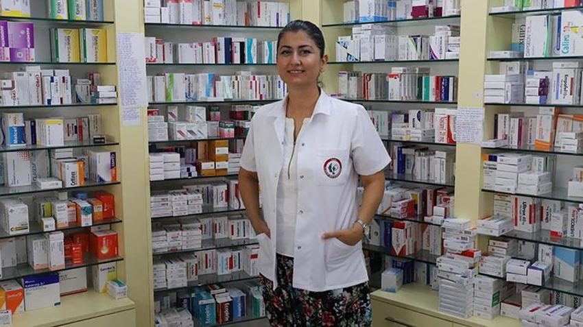 28 yıllık eczacıydı, yöntem değiştirdi: Önlüğü çıkarıp şalvarı giydi, kendi formülünü yazdı!