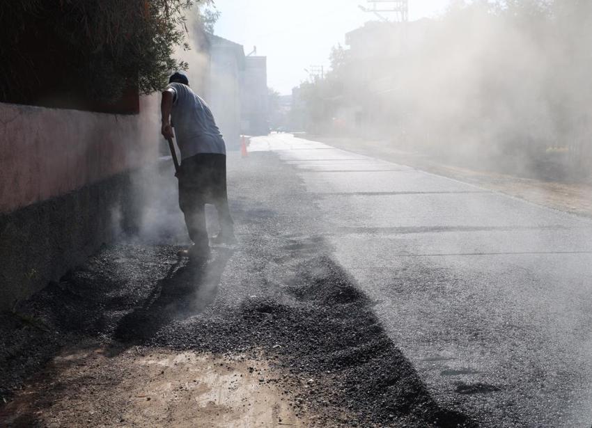 Adana kavruluyor! Hava 40, asfalt 200 derece: İşçilerin zorlu mesaisi