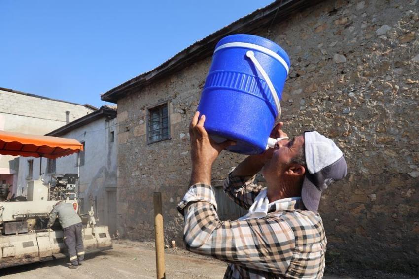 Adana kavruluyor! Hava 40, asfalt 200 derece: İşçilerin zorlu mesaisi