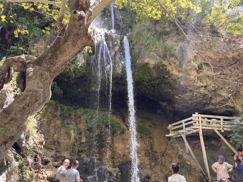 Kahramanmaraş'ta sıcaklardan kaçanlar orada koştu: Savruk Şelalesi'ne ziyaretçi akını!