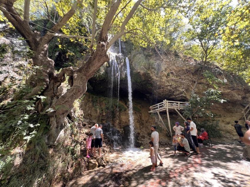 Kahramanmaraş'ta sıcaklardan kaçanlar orada koştu: Savruk Şelalesi'ne ziyaretçi akını!