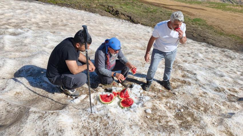 Ağustos ayında Muş’un Kurtik Dağı’nda eşsiz kar manzarası