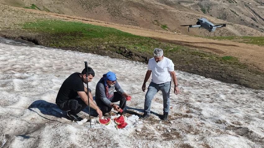 Ağustos ayında Muş’un Kurtik Dağı’nda eşsiz kar manzarası