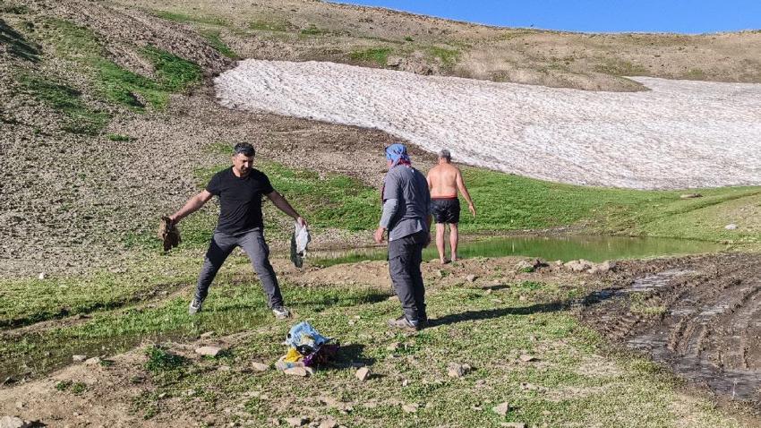 Ağustos ayında Muş’un Kurtik Dağı’nda eşsiz kar manzarası