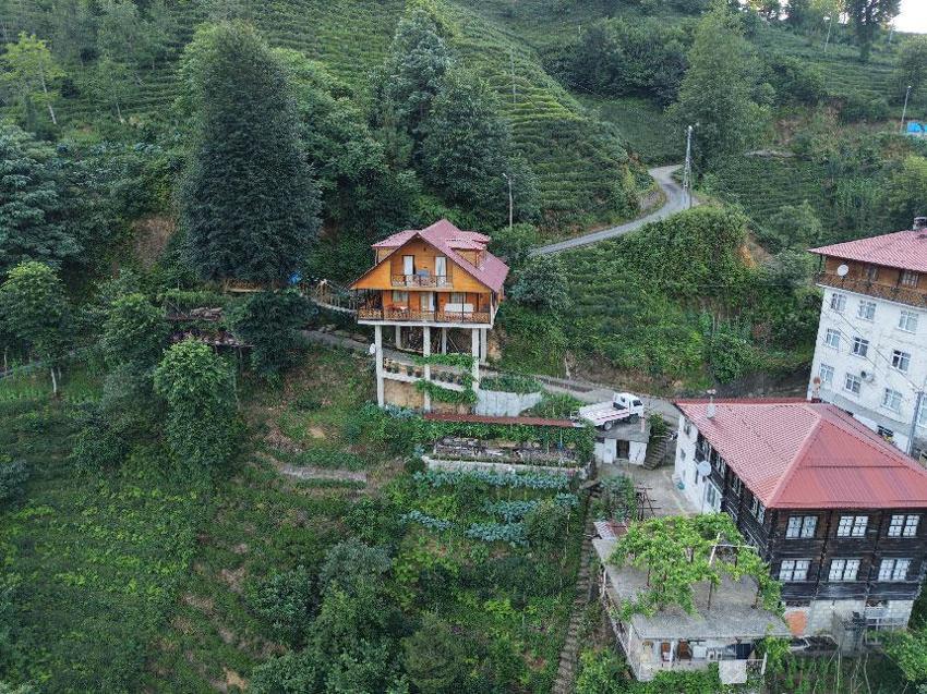 Rize'de konut yapacak düz arazi bulamayınca yol üstüne villa yaptı