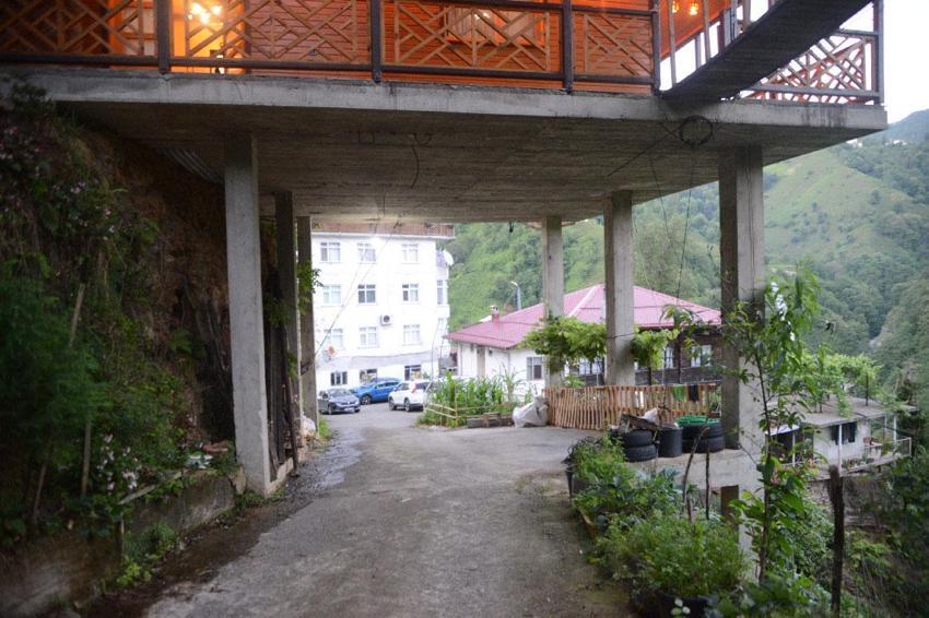 Rize'de konut yapacak düz arazi bulamayınca yol üstüne villa yaptı