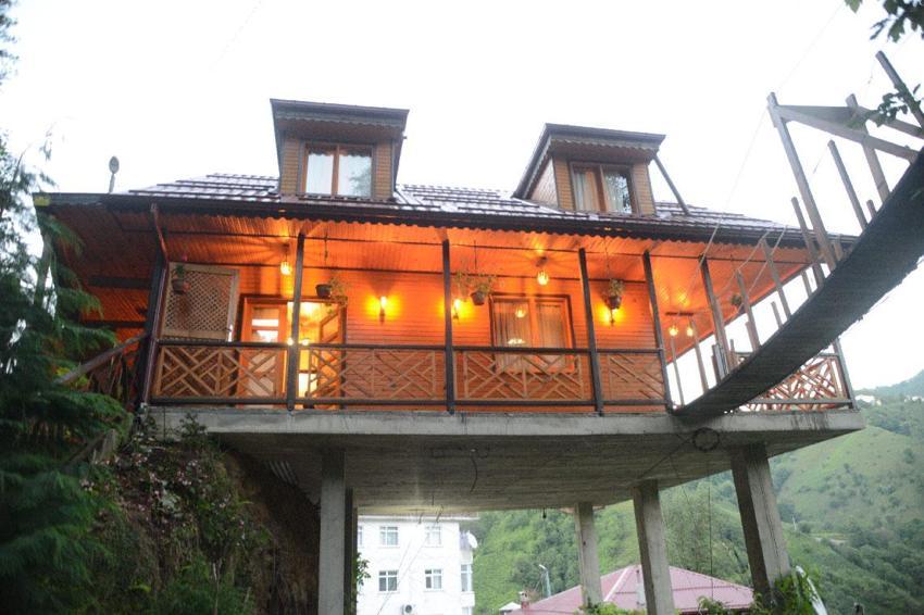 Rize'de konut yapacak düz arazi bulamayınca yol üstüne villa yaptı